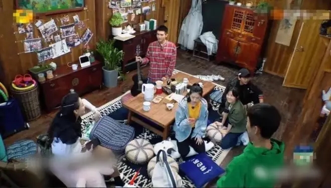 Đừng trông mặt bắt hình dong, &#34;ngọc nữ&#34; lộ mặt thật: Luộm thuộm, đi cả giày lên thảm, khác xa hình ảnh trên phim - 5