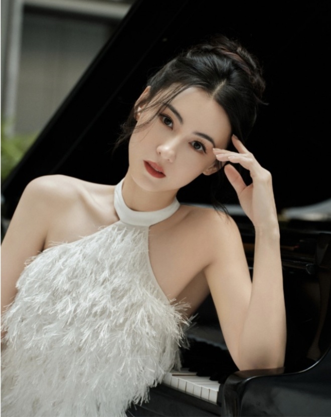 Đừng trông mặt bắt hình dong, &#34;ngọc nữ&#34; lộ mặt thật: Luộm thuộm, đi cả giày lên thảm, khác xa hình ảnh trên phim - 8