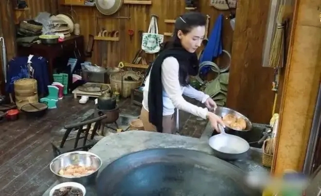 Đừng trông mặt bắt hình dong, &#34;ngọc nữ&#34; lộ mặt thật: Luộm thuộm, đi cả giày lên thảm, khác xa hình ảnh trên phim - 7