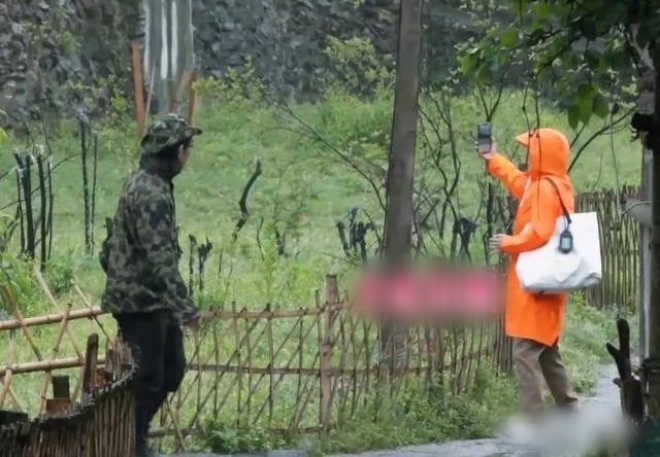 Đừng trông mặt bắt hình dong, &#34;ngọc nữ&#34; lộ mặt thật: Luộm thuộm, đi cả giày lên thảm, khác xa hình ảnh trên phim - 2