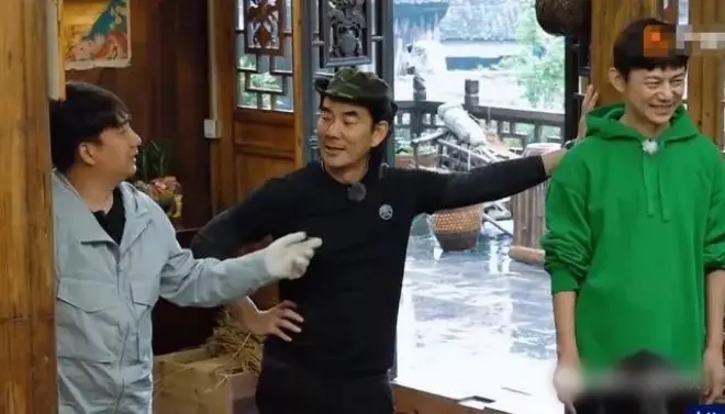 Đừng trông mặt bắt hình dong, &#34;ngọc nữ&#34; lộ mặt thật: Luộm thuộm, đi cả giày lên thảm, khác xa hình ảnh trên phim - 6