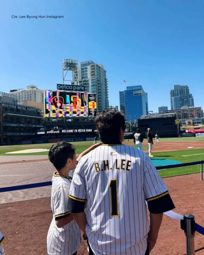 Con trai 10 tuổi của Lee Byung Hun bất ngờ "chỉnh" người lớn, ngoại hình "nhặt" hết nét đẹp của bố mẹ - 9