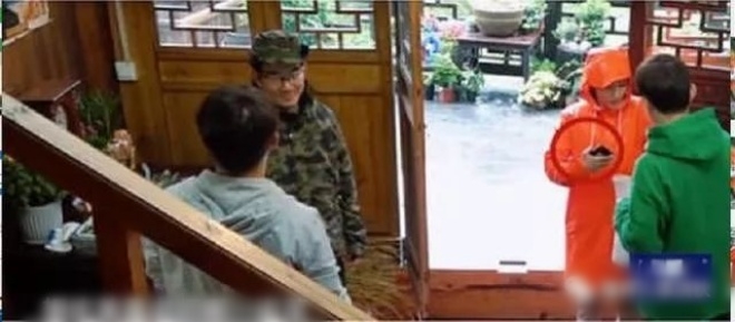 Đừng trông mặt bắt hình dong, &#34;ngọc nữ&#34; lộ mặt thật: Luộm thuộm, đi cả giày lên thảm, khác xa hình ảnh trên phim - 3