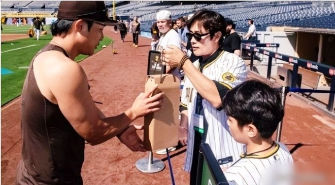 Con trai 10 tuổi của Lee Byung Hun bất ngờ "chỉnh" người lớn, ngoại hình "nhặt" hết nét đẹp của bố mẹ - 10