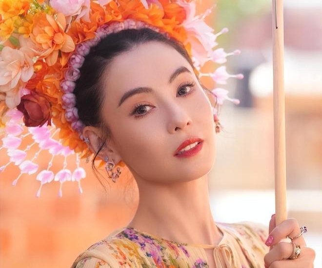 Đừng trông mặt bắt hình dong, &#34;ngọc nữ&#34; lộ mặt thật: Luộm thuộm, đi cả giày lên thảm, khác xa hình ảnh trên phim - 1