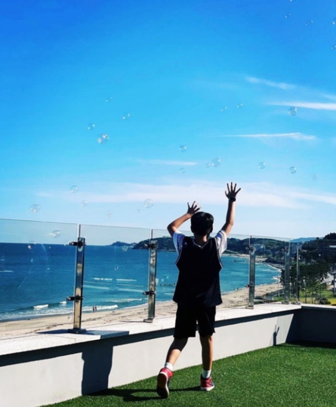 Con trai 10 tuổi của Lee Byung Hun bất ngờ "chỉnh" người lớn, ngoại hình "nhặt" hết nét đẹp của bố mẹ - 11