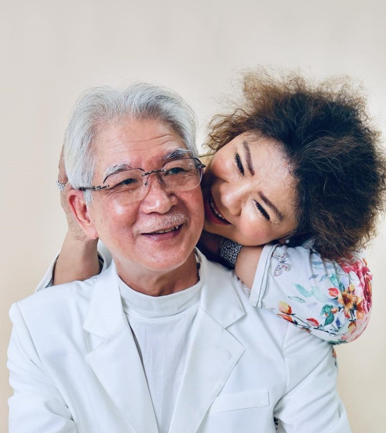 “Mẹ chồng” Thanh Hương 60 năm đứng trên sân khấu, là chủ tịch quyền uy, sống an nhiên bên chồng và 10 người cháu - 5