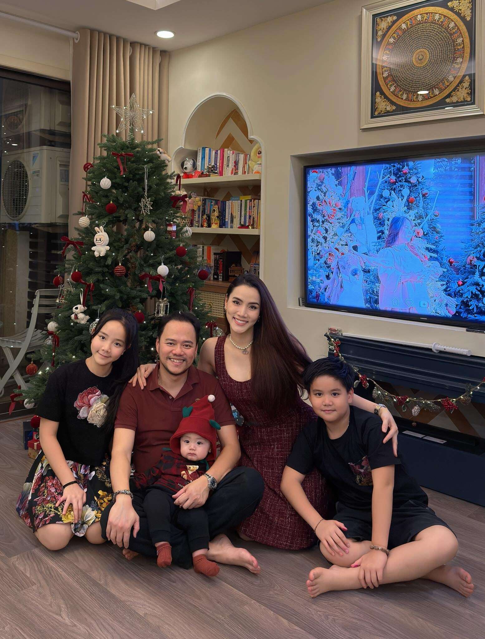 Sao Việt khoe ảnh Giáng sinh: NSƯT Vũ Luân bên con đầu lòng ở tuổi 53, quý tử cao 1m84 của Lê Phương như "người khổng lồ" - 10