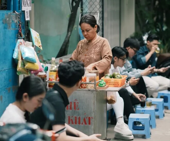 Việt Hương sướng vì cưới được "người đàng hoàng", dặn Hoài Phương: "Ông mà bỏ tôi sớm là tôi kiếm trai 6 múi liền" - 1