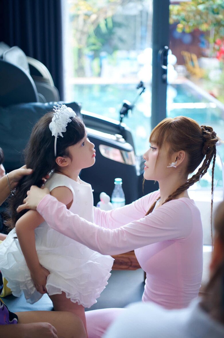 Con gái Trường Giang và Nhã Phương 6 tuổi đã "đắt show", lên sàn diễn thần thái không thua bố mẹ - 4