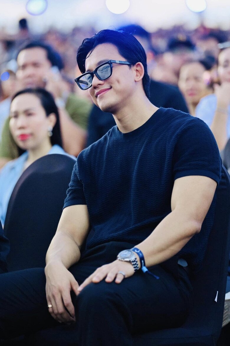 Mai Tài Phến ngồi kế bố mẹ Mỹ Tâm ở concert, suốt 8 năm đồng hành trong âm thầm - 7