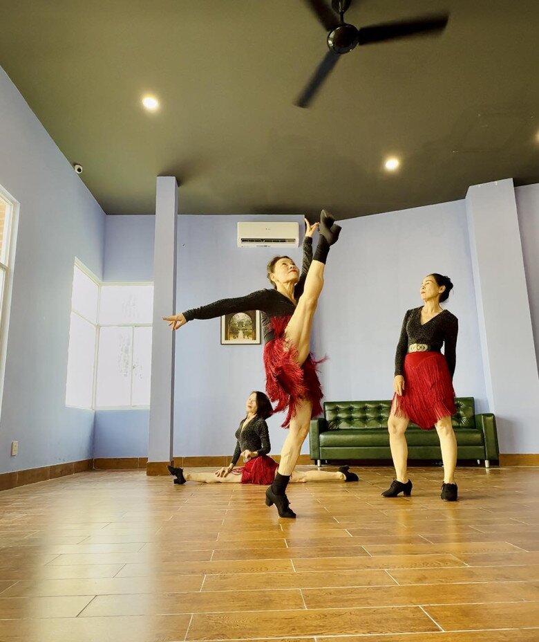 Mẹ ruột Hồ Ngọc Hà U70 vẫn nhảy cực quyến rũ, khoe dáng thon gọn chuẩn người sinh ra "nữ hoàng giải trí" - 2