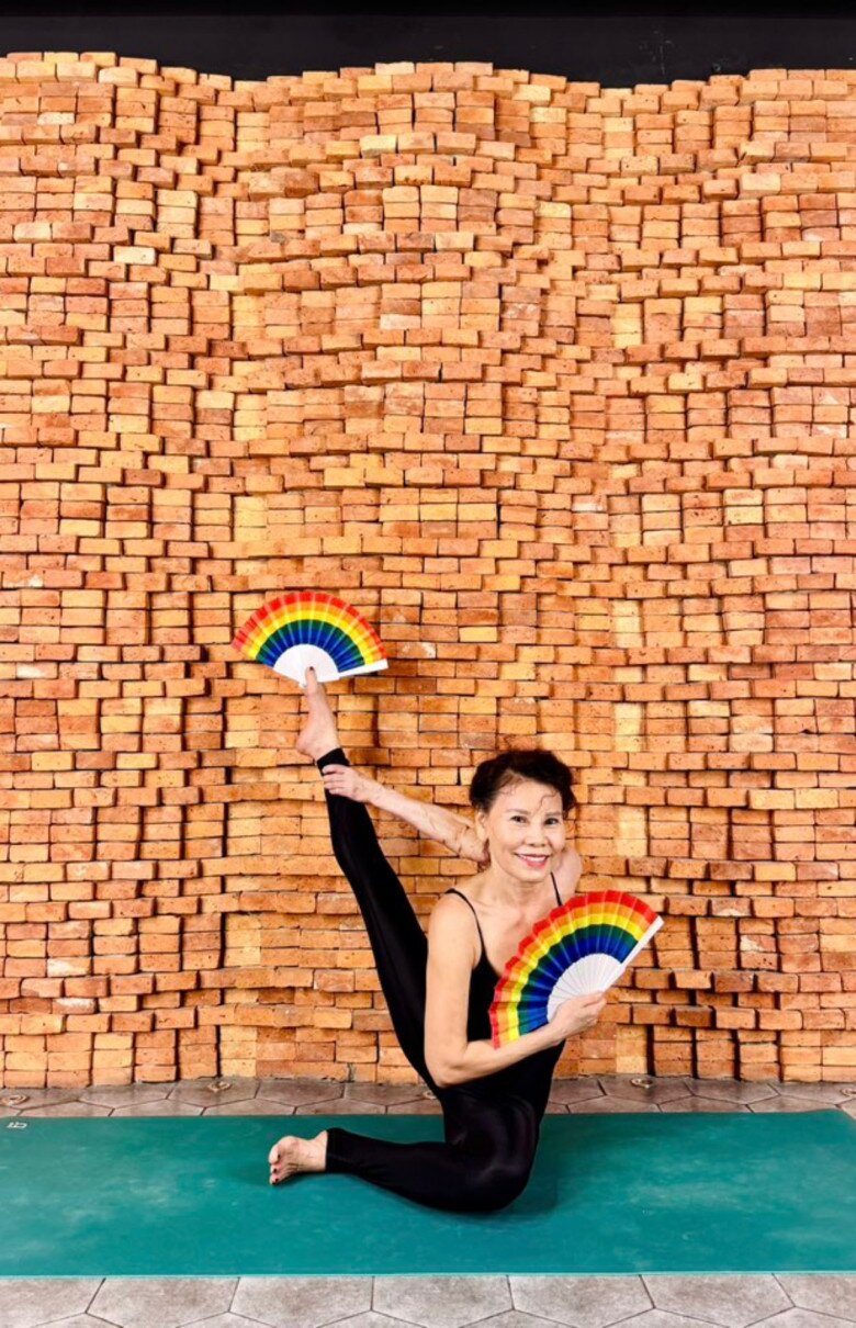 Mẹ ruột Hồ Ngọc Hà U70 vẫn nhảy cực quyến rũ, khoe dáng thon gọn chuẩn người sinh ra "nữ hoàng giải trí" - 7