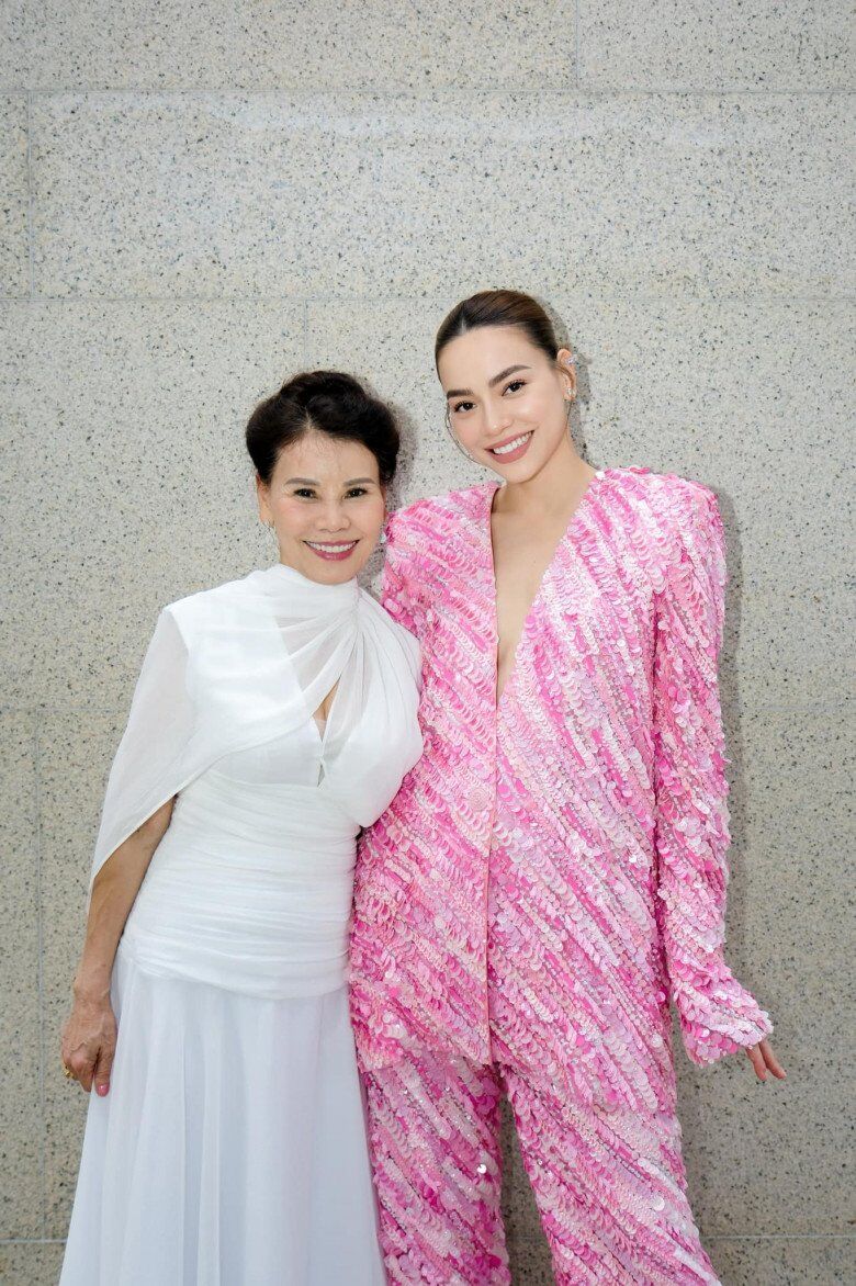 Mẹ ruột Hồ Ngọc Hà U70 vẫn nhảy cực quyến rũ, khoe dáng thon gọn chuẩn người sinh ra "nữ hoàng giải trí" - 8