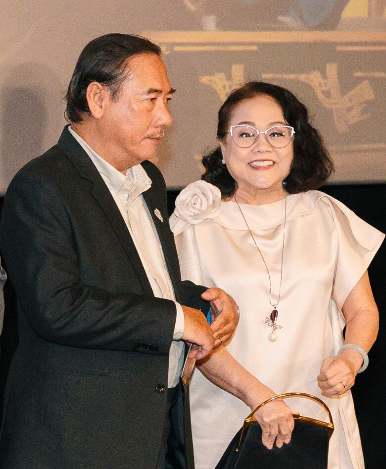 Nghệ sĩ Ái Như lần đầu đóng điện ảnh: Được ông xã đưa đón đi quay phim, nhận mình không phải gương mặt "bán vé" - 4