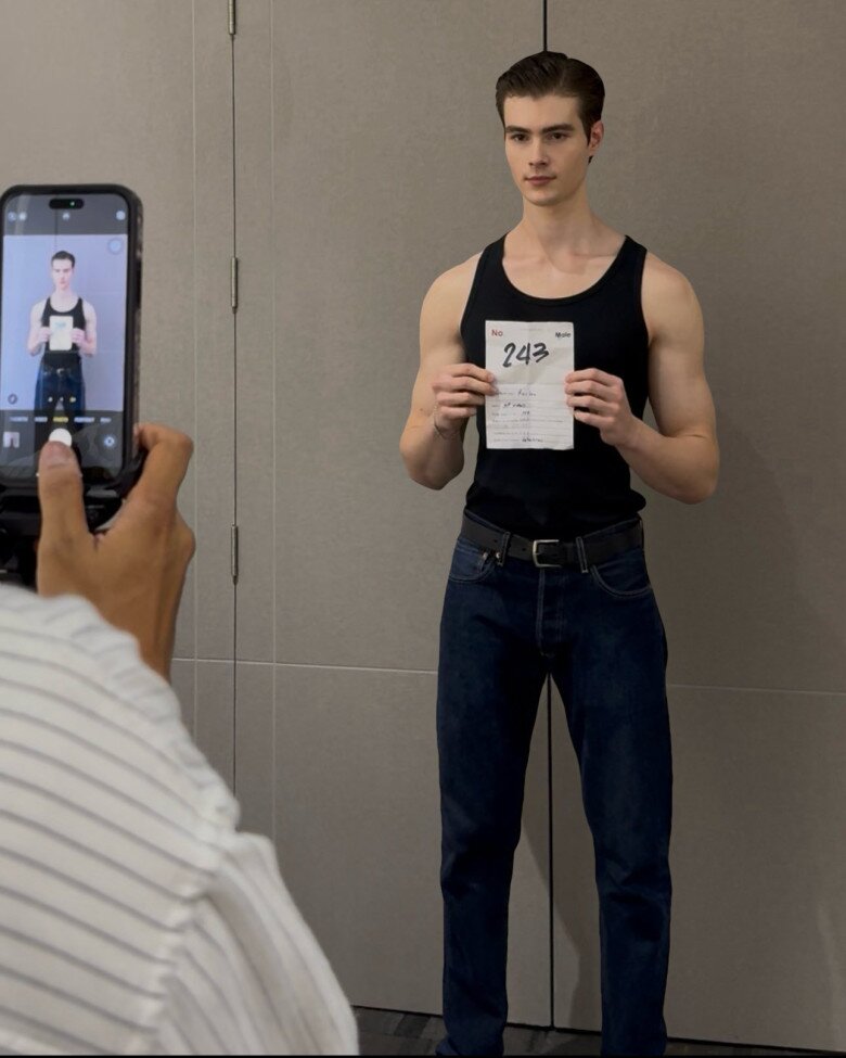 Sao nam "gây sốt" vì giống hoàng tử cổ tích: Là mẫu Nga gần 2m cưới cô gái 1m55, từng chạy thục mạng vì động đất - 5