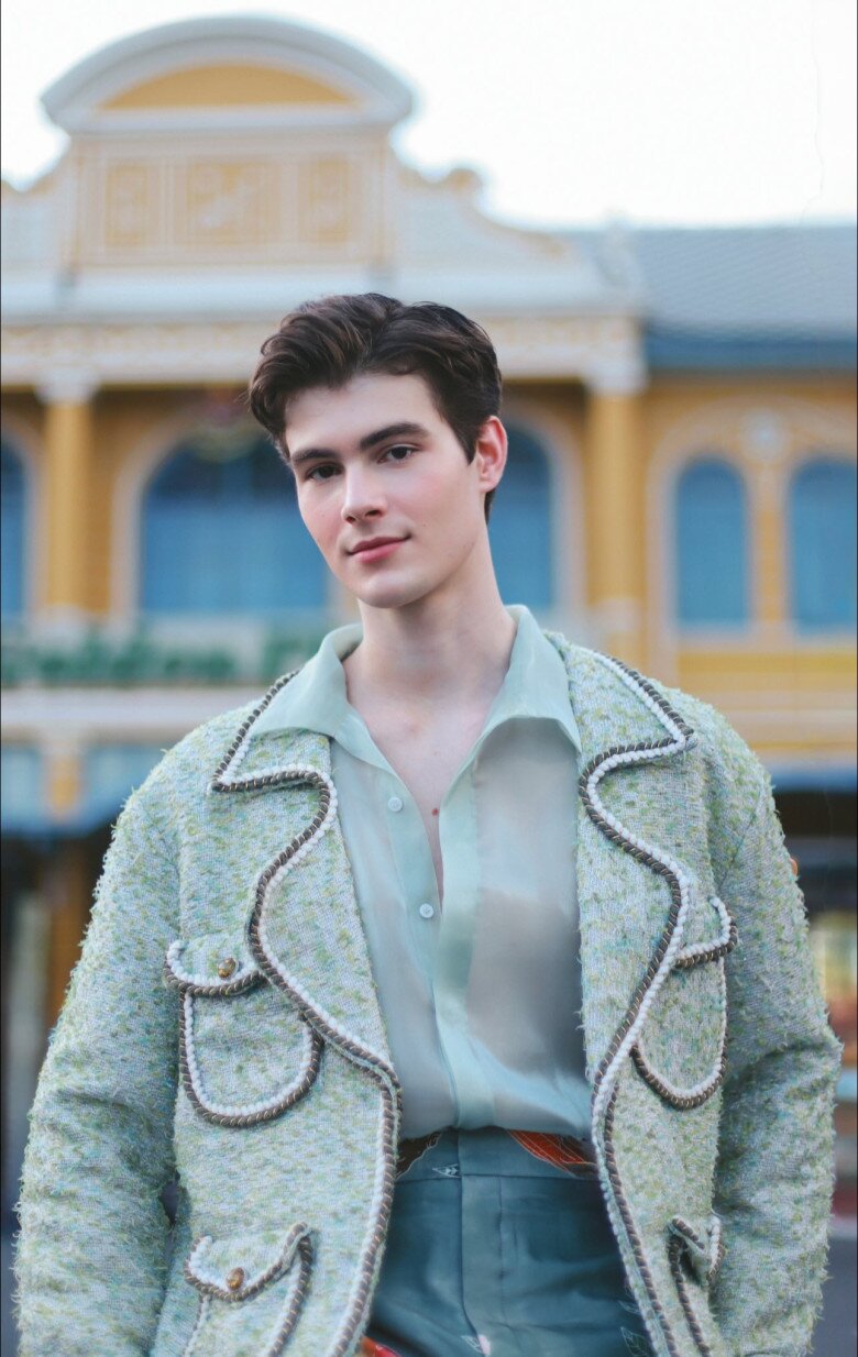 Sao nam "gây sốt" vì giống hoàng tử cổ tích: Là mẫu Nga gần 2m cưới cô gái 1m55, từng chạy thục mạng vì động đất - 4