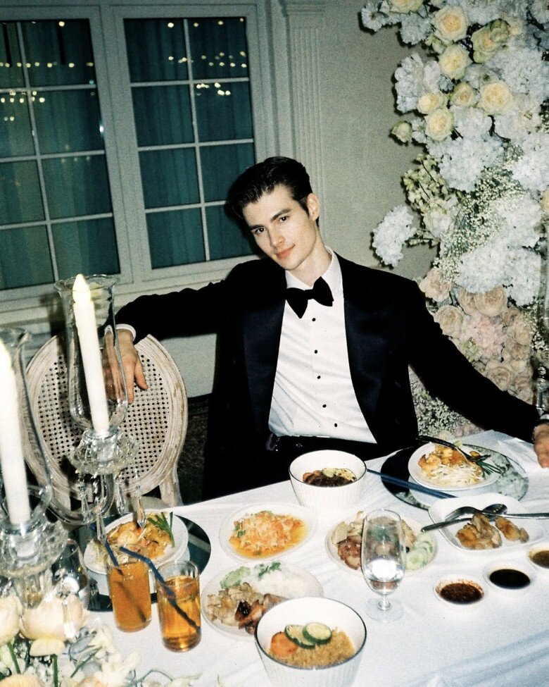 Sao nam "gây sốt" vì giống hoàng tử cổ tích: Là mẫu Nga gần 2m cưới cô gái 1m55, từng chạy thục mạng vì động đất - 2