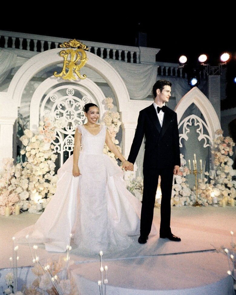 Sao nam "gây sốt" vì giống hoàng tử cổ tích: Là mẫu Nga gần 2m cưới cô gái 1m55, từng chạy thục mạng vì động đất - 11