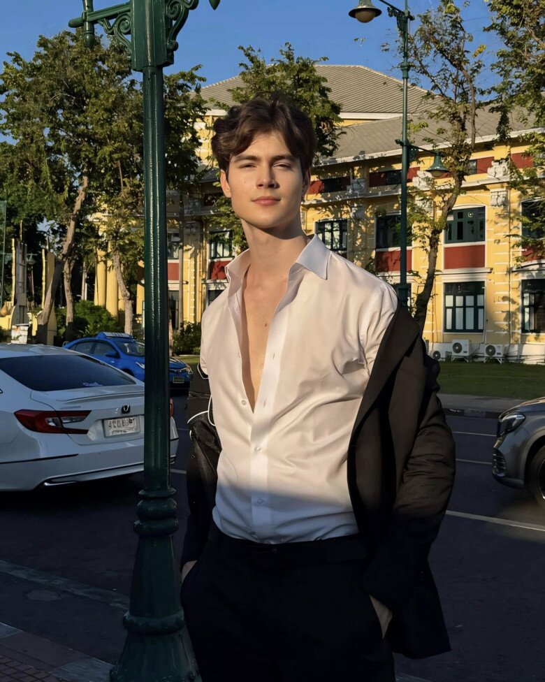 Sao nam "gây sốt" vì giống hoàng tử cổ tích: Là mẫu Nga gần 2m cưới cô gái 1m55, từng chạy thục mạng vì động đất - 7