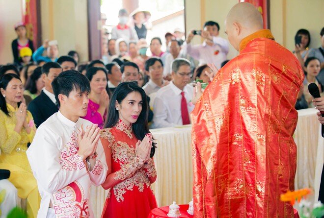 Sao Việt làm đám cưới ở chùa: Công Vinh chọn quy y theo Thủy Tiên, Đoàn Minh Tài xứng đôi với vợ kém 16 tuổi - 5