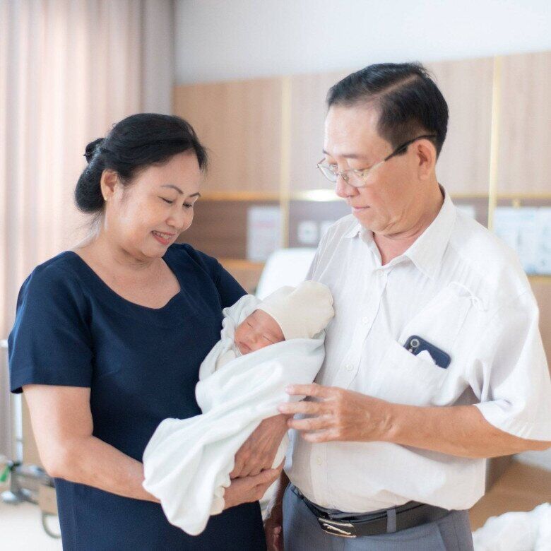 Bố chồng Hoa hậu H'Hen Niê sang nhà thăm cháu nội, em bé Ê Đê nay chân dài bụ sữa trông cực yêu - 3