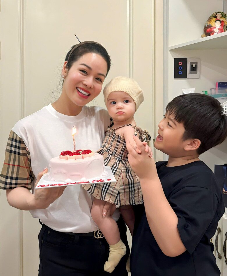 Con gái lai của Nhật Kim Anh đón Giáng sinh đầu tiên cùng anh trai chung nửa huyết thống, sở hữu mái tóc nâu cực Tây - 9