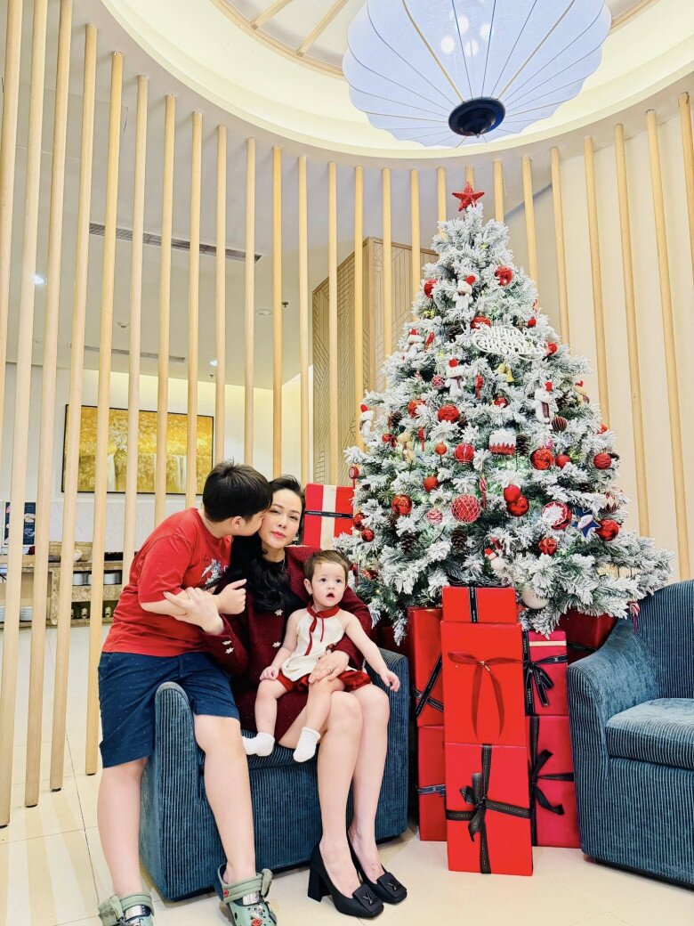 Con gái lai của Nhật Kim Anh đón Giáng sinh đầu tiên cùng anh trai chung nửa huyết thống, sở hữu mái tóc nâu cực Tây - 2