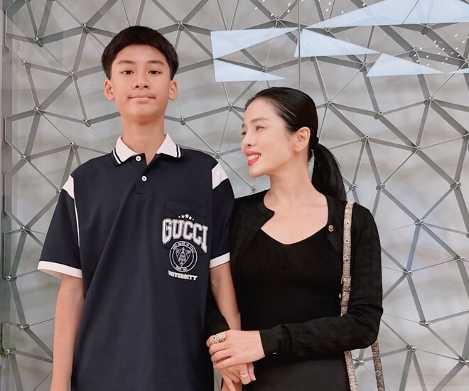 Quý tử 14 tuổi của Lệ Quyên hưởng gen cao to từ bố, 1m8 là cầu thủ bóng rổ, có "dì ghẻ" thúc ép từng chai sữa - 1