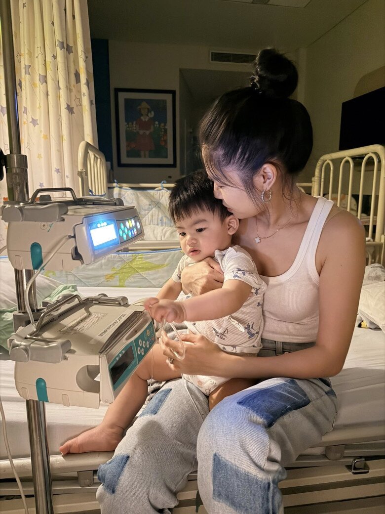 Sao Việt 24h: Con gái Hoa hậu Phương Lê "khóc um" mỗi khi NSƯT Vũ Luân vắng nhà, vẻ mặt hưởng thụ khi được bố cưng nựng - 8