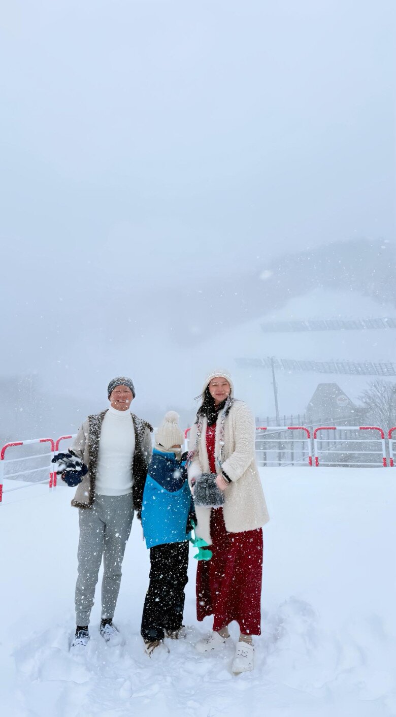 Sao Việt 24h: Con gái Hoa hậu Phương Lê "khóc um" mỗi khi NSƯT Vũ Luân vắng nhà, vẻ mặt hưởng thụ khi được bố cưng nựng - 4