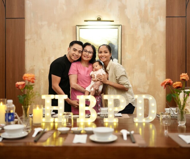 Sao Việt 24h: H’Hen Niê bế con gái đến mừng sinh nhật bà nội, bố chồng nàng hậu cúi người tặng hoa cho vợ cực "tình" - 1