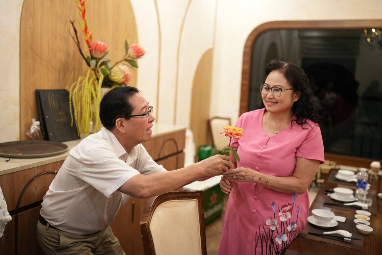 Sao Việt 24h: H’Hen Niê bế con gái đến mừng sinh nhật bà nội, bố chồng nàng hậu cúi người tặng hoa cho vợ cực "tình" - 3