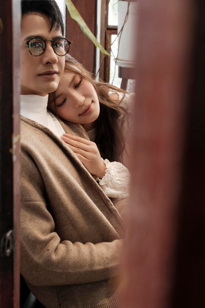 Sao Việt 24h: H’Hen Niê bế con gái đến mừng sinh nhật bà nội, bố chồng nàng hậu cúi người tặng hoa cho vợ cực "tình" - 10