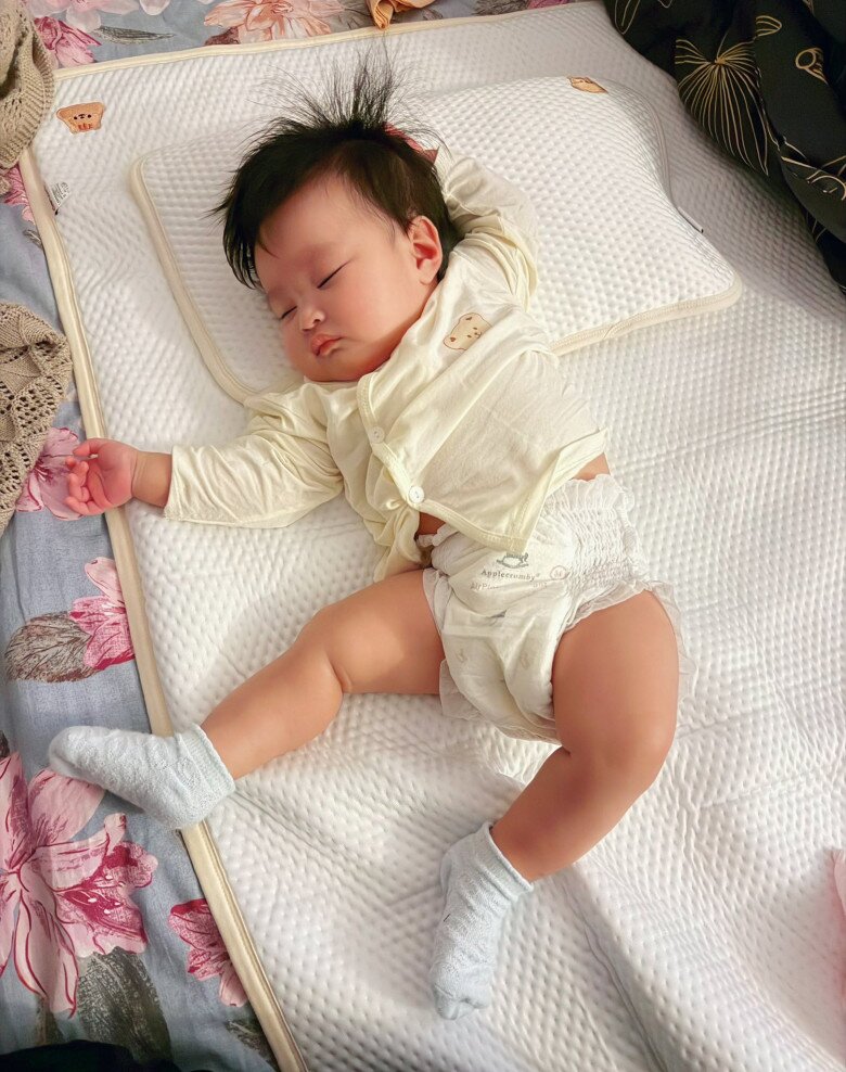 Sao Việt 24h: H’Hen Niê bế con gái đến mừng sinh nhật bà nội, bố chồng nàng hậu cúi người tặng hoa cho vợ cực "tình" - 7