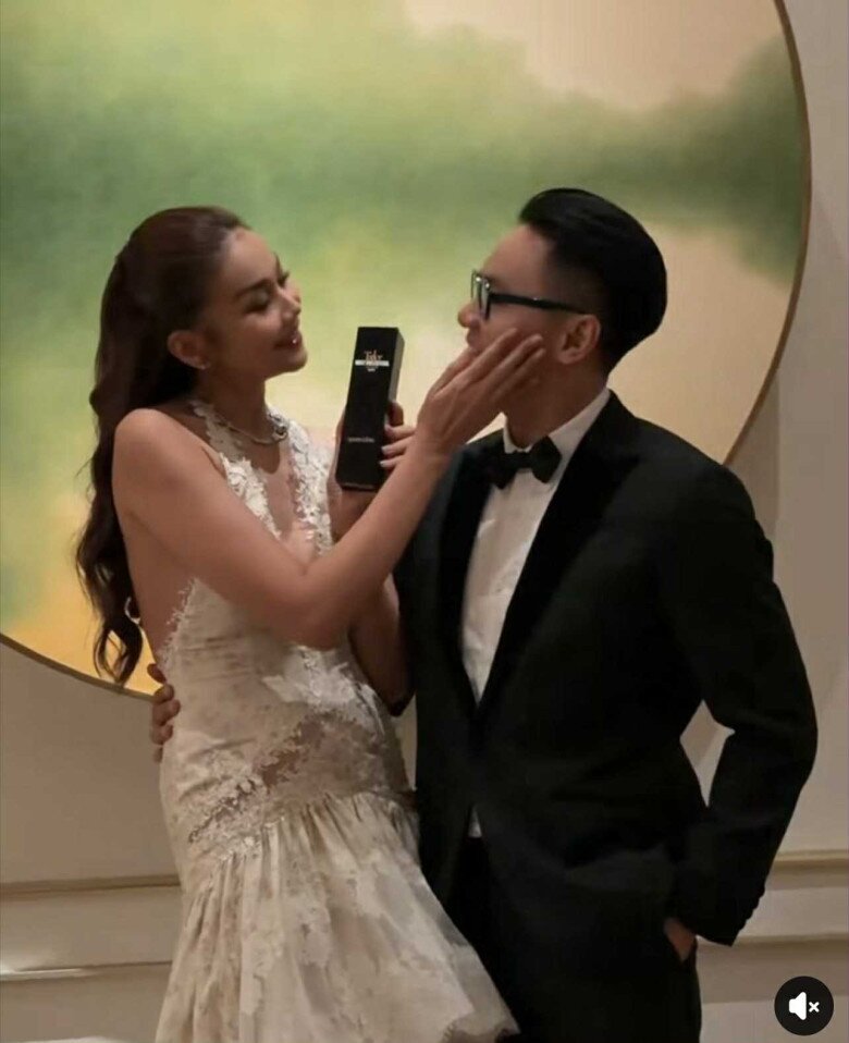 Sao Việt 24h: H’Hen Niê bế con gái đến mừng sinh nhật bà nội, bố chồng nàng hậu cúi người tặng hoa cho vợ cực "tình" - 9