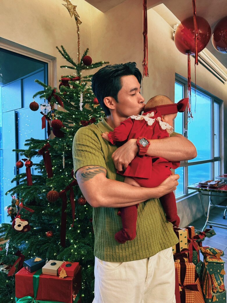 Sao Việt 24h: Jun Phạm hé lộ nửa gương mặt con gái Ngô Thanh Vân, nhóc tì 4 tháng tuổi bụ bẫm, lông mi "dài ngoằng" - 2