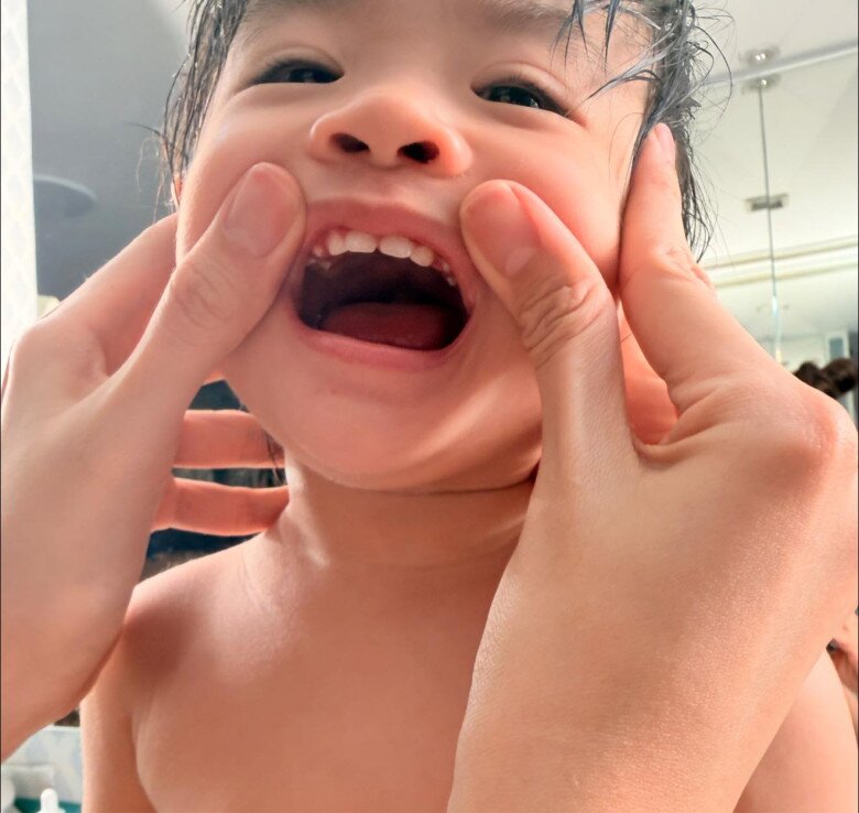 Sao Việt 24h: Jun Phạm hé lộ nửa gương mặt con gái Ngô Thanh Vân, nhóc tì 4 tháng tuổi bụ bẫm, lông mi "dài ngoằng" - 10