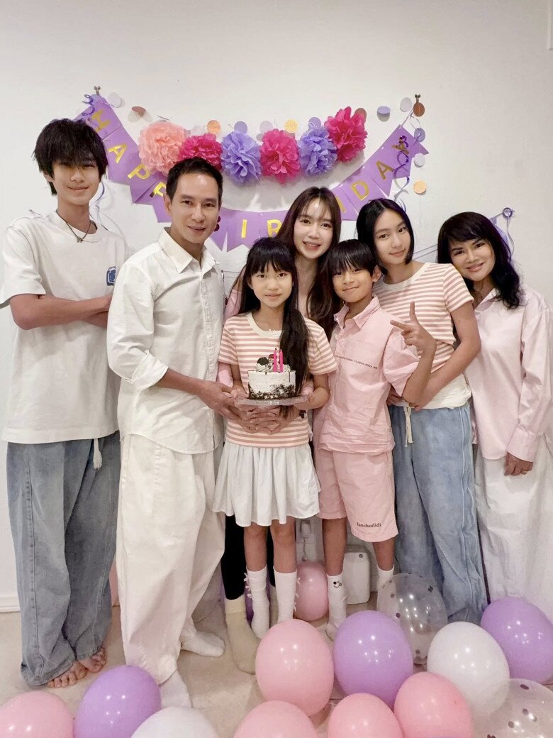 Sao Việt 24h: Lan Phương đăng ảnh mặt mộc trước gương, nhan sắc khiến nhiều người bình luận "khác lạ" - 13