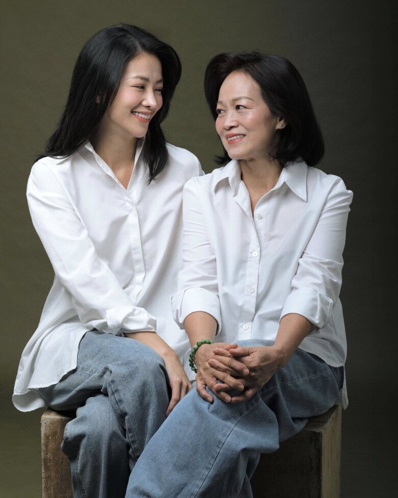 Sao Việt 24h: Lan Phương đăng ảnh mặt mộc trước gương, nhan sắc khiến nhiều người bình luận "khác lạ" - 12