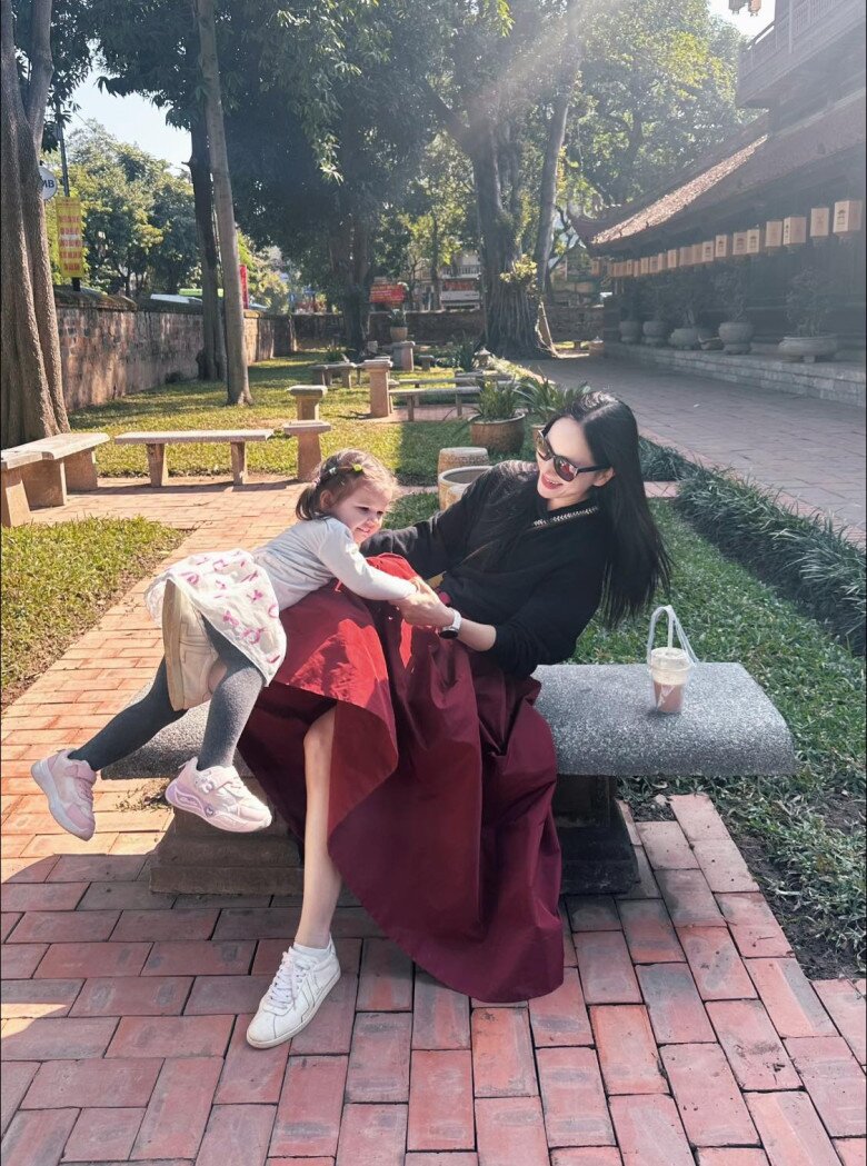 Sao Việt 24h: Nhật Kim Anh khoe con gái lần đầu đi dã ngoại, ái nữ lai diện áo bà ba ngơ ngác trước mọi thứ - 6