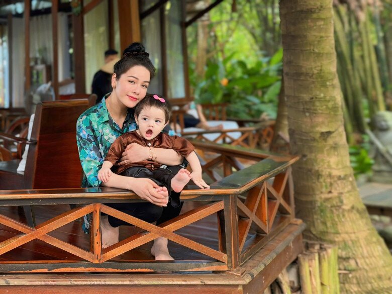 Sao Việt 24h: Nhật Kim Anh khoe con gái lần đầu đi dã ngoại, ái nữ lai diện áo bà ba ngơ ngác trước mọi thứ - 3