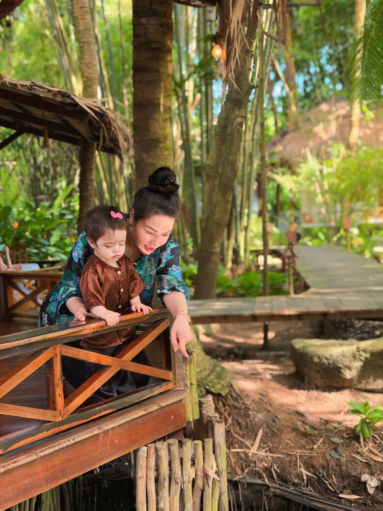 Sao Việt 24h: Nhật Kim Anh khoe con gái lần đầu đi dã ngoại, ái nữ lai diện áo bà ba ngơ ngác trước mọi thứ - 2