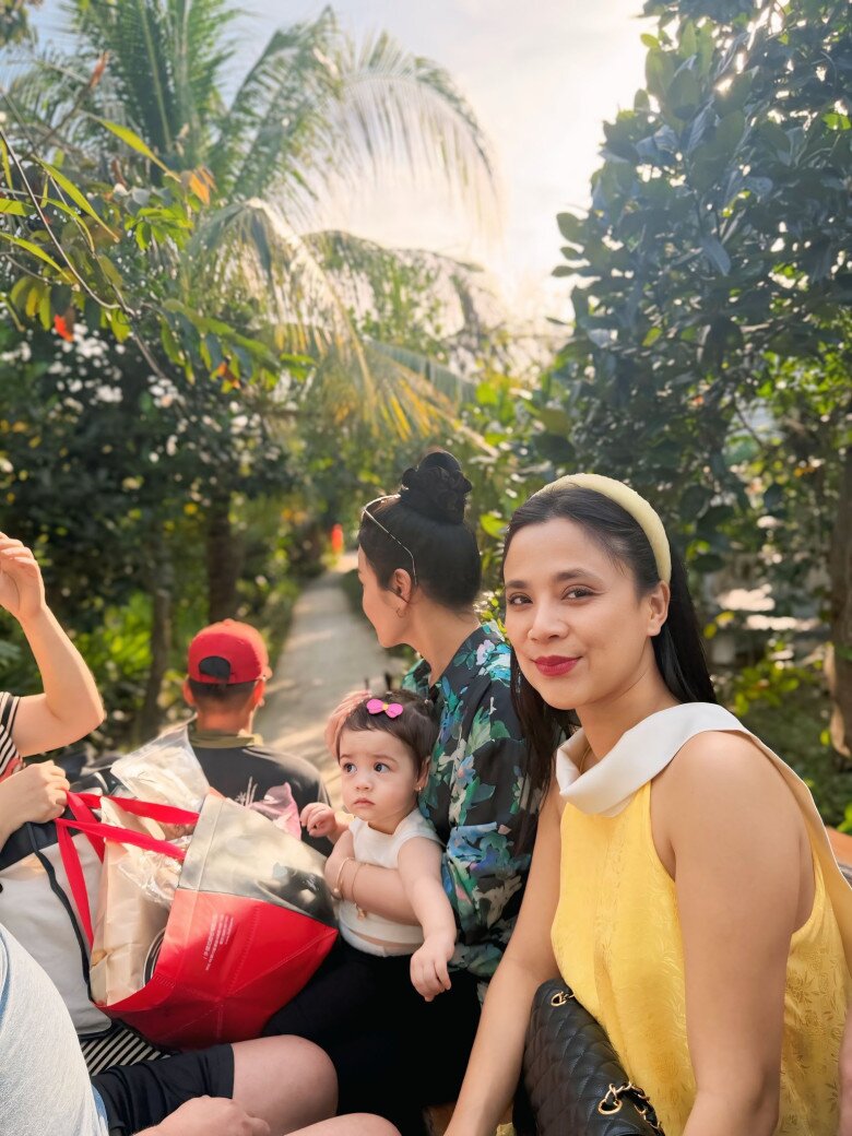 Sao Việt 24h: Nhật Kim Anh khoe con gái lần đầu đi dã ngoại, ái nữ lai diện áo bà ba ngơ ngác trước mọi thứ - 4