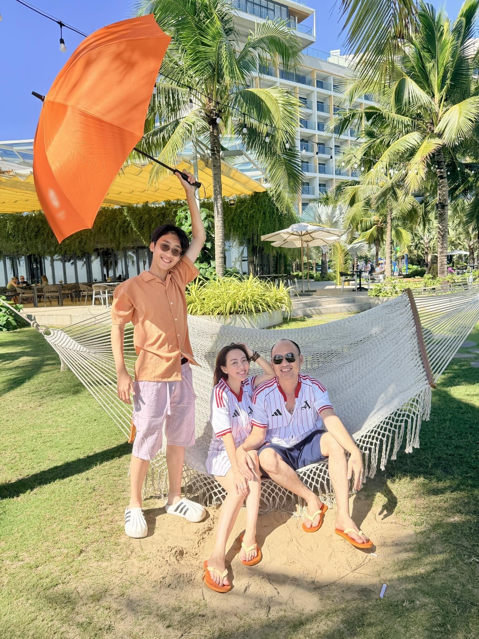 Sao Việt 24h: Phạm Hương dọn bàn tiệc Giáng sinh hoành tráng, 2 quý tử hào hứng tạo dáng bên thành quả của mẹ - 14