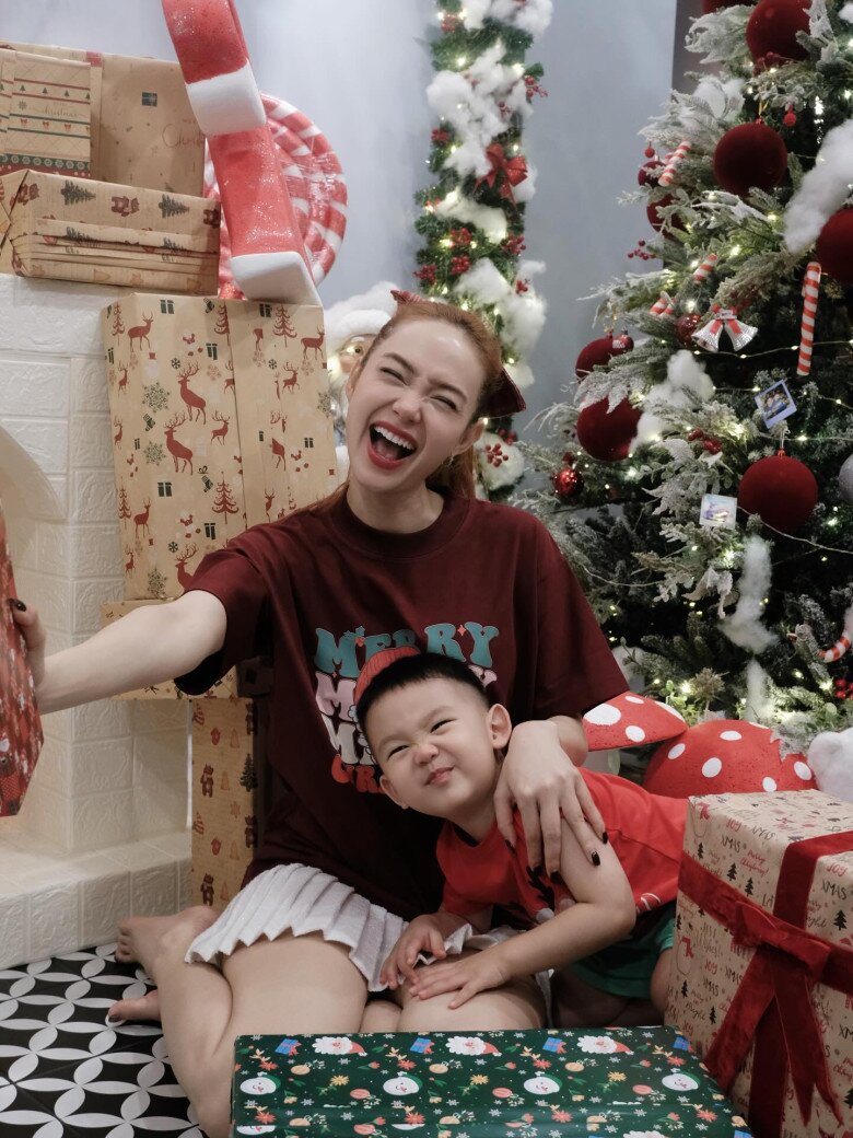 Sao Việt 24h: Phạm Hương dọn bàn tiệc Giáng sinh hoành tráng, 2 quý tử hào hứng tạo dáng bên thành quả của mẹ - 9