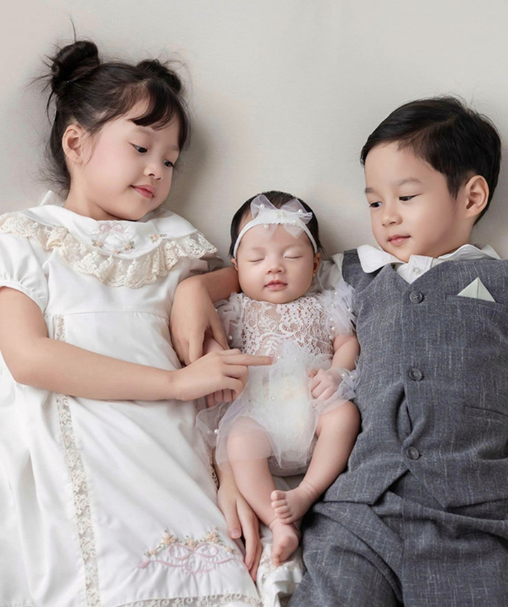 Sao Việt 24h: Quý tử nhà Đặng Thu Thảo gây sốt với ánh mắt "tổng tài nhí" khi đứng sau em gái, thần thái "không phải dạng vừa" - 3