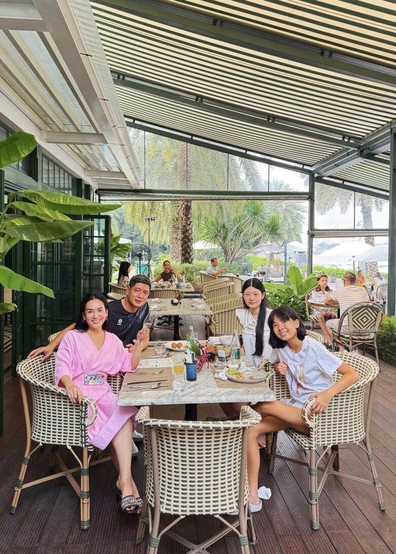 Sao Việt 24h: Quý tử nhà Đặng Thu Thảo gây sốt với ánh mắt "tổng tài nhí" khi đứng sau em gái, thần thái "không phải dạng vừa" - 10