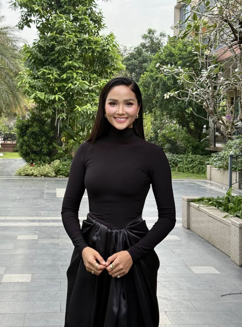 Sao Việt 24h: Vợ Ưng Hoàng Phúc "ghen nhẹ" vì chồng chỉ hôn con, than thở hài hước sau hơn 10 năm gắn bó - 9