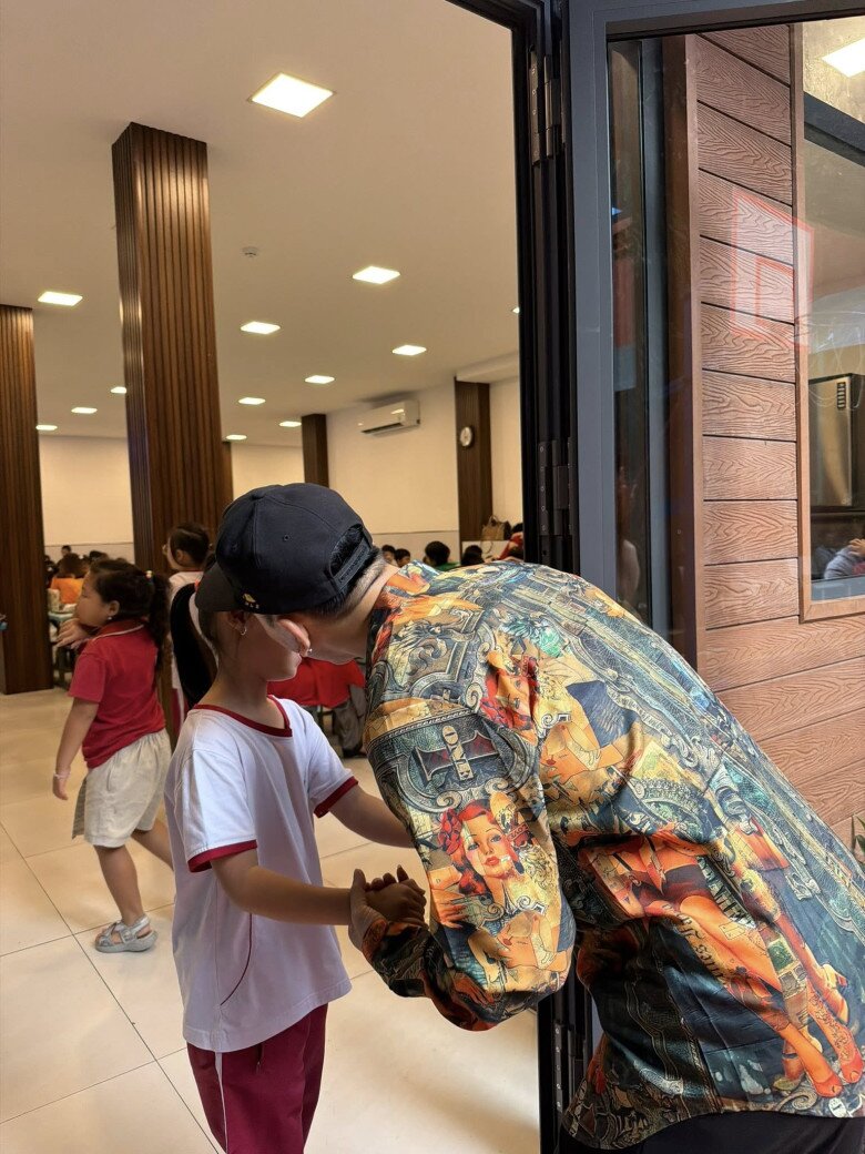 Sao Việt 24h: Vợ Ưng Hoàng Phúc "ghen nhẹ" vì chồng chỉ hôn con, than thở hài hước sau hơn 10 năm gắn bó - 2